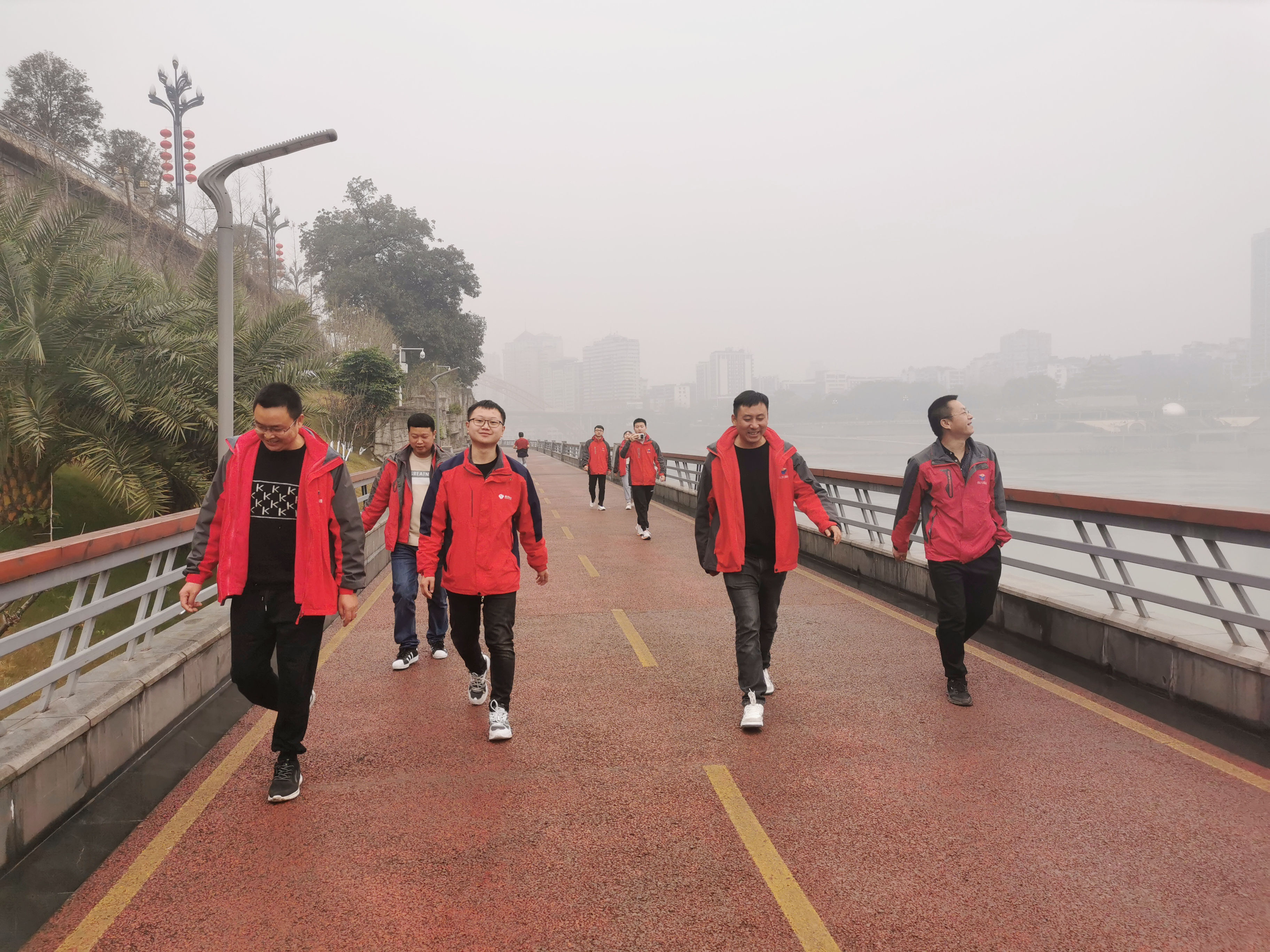 徒步思想，让心更宽广——宜彝路试验室开展徒步活动